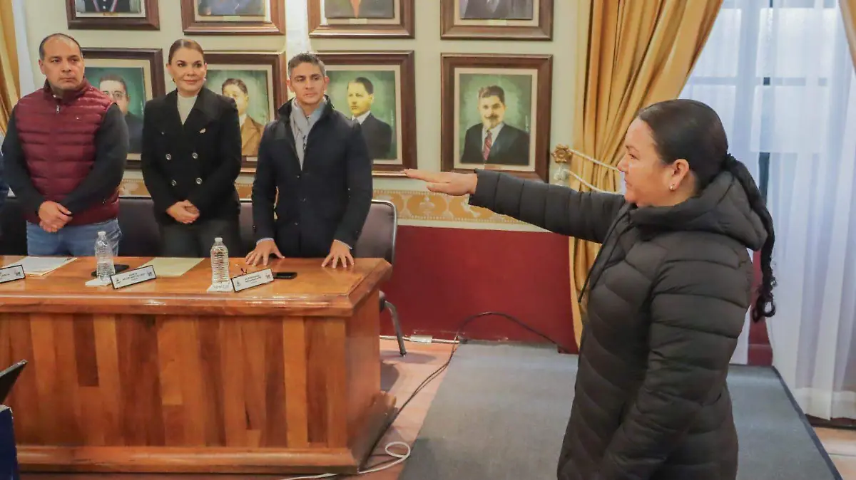 También toma protesta