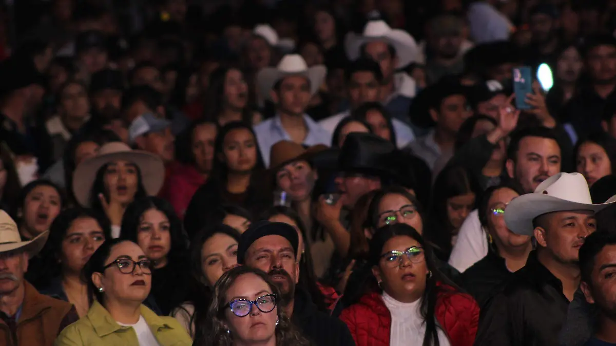 Son miles de asistentes