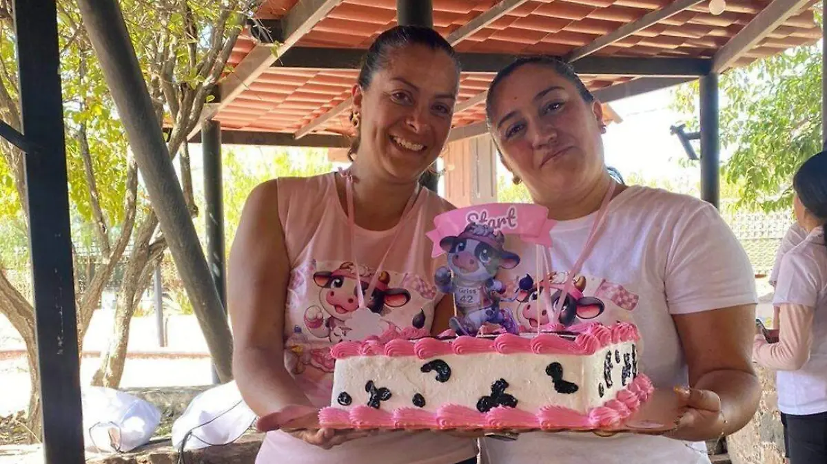 SJR Celebro con un pastel