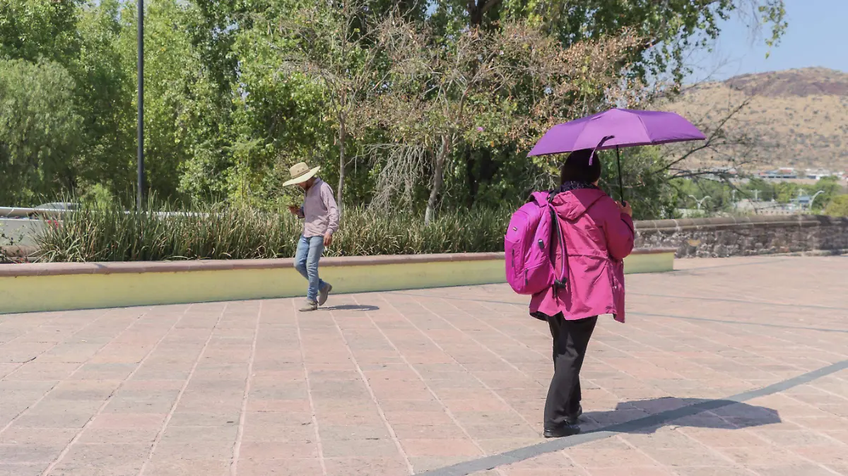 020525_calor_gente con sombrillas_gente con sombreros_CO_6