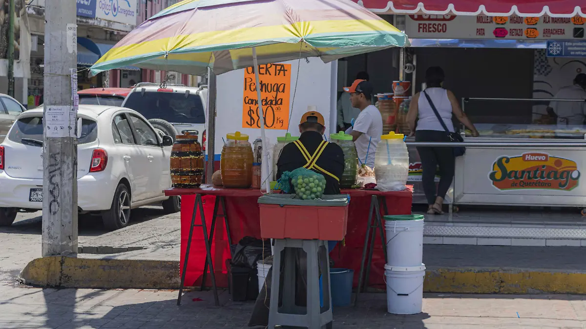 220623_aguas frescas_venta de agua en la calle_gente tomando agua_CO_23