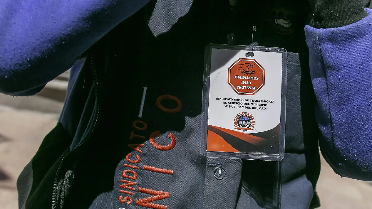 sjr siguen portando los gafetes de