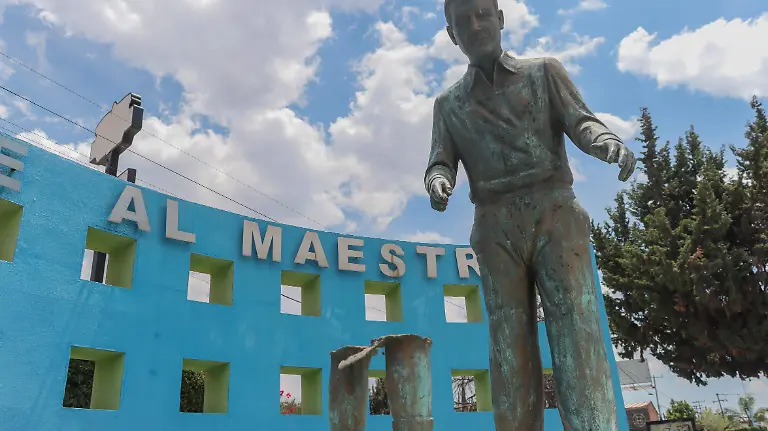 080426_robo_estatua_monumento al maestro_CO_3