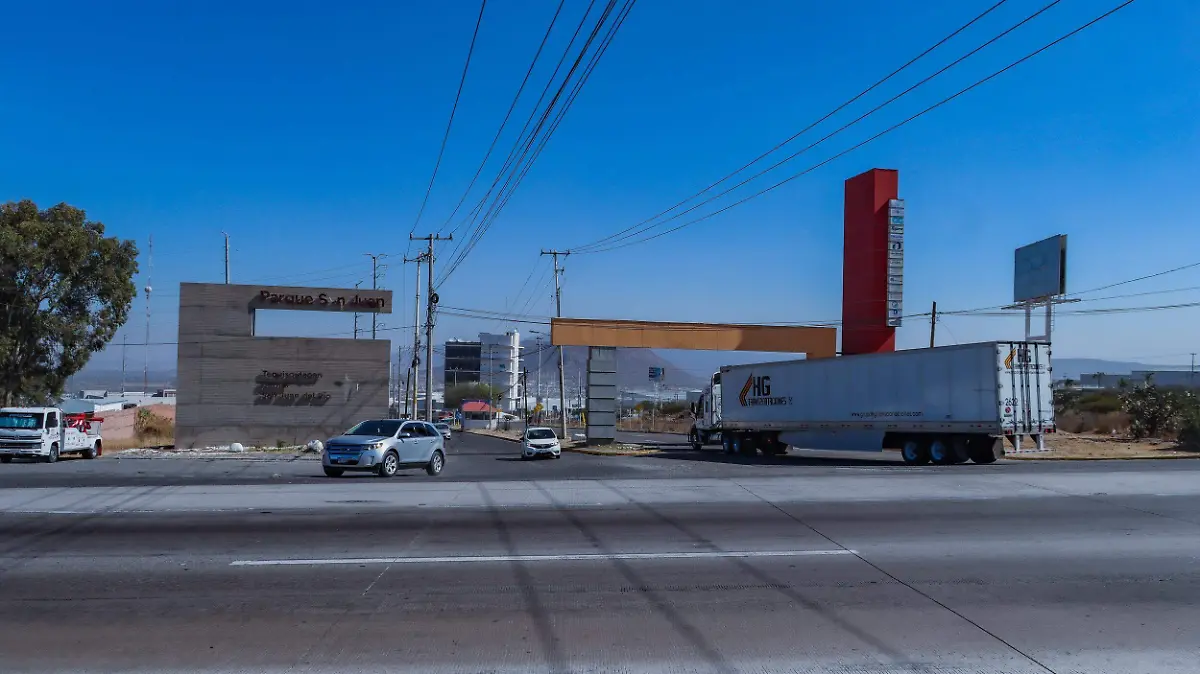120225_entrada_parque industrial nuevo_ autopista 57_CO_44