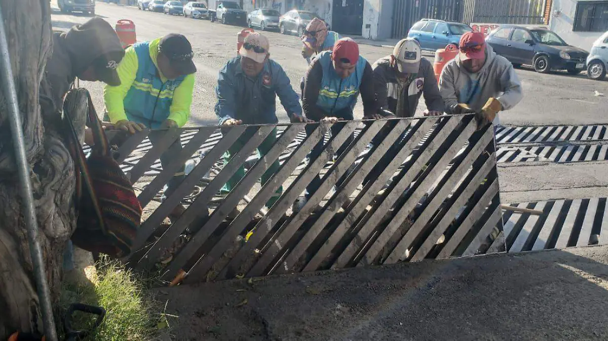 sjr Cuadrillas de trabajadores recorren
