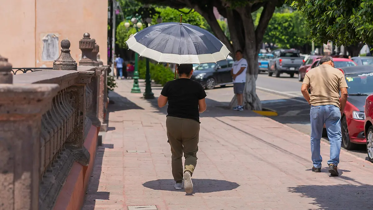 070526_calor_gente con sombrillas_CO_5