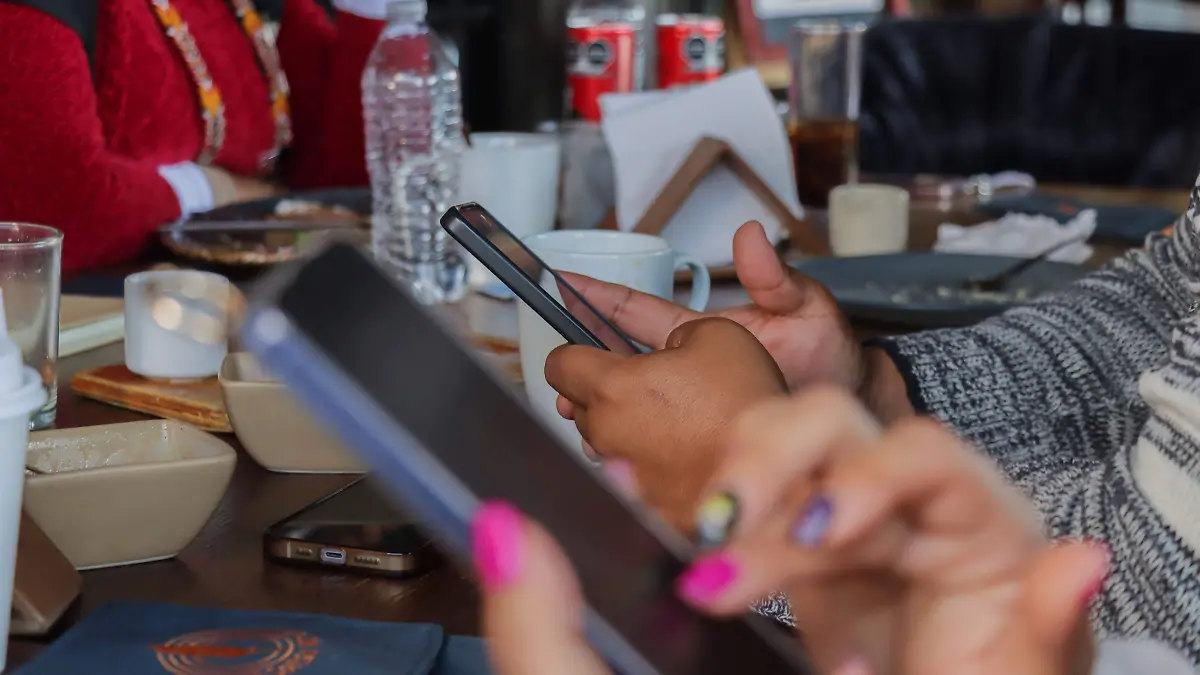 140126_gente_con celulares_CO_8