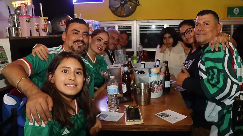 Gran ambiente en el triunfo de México