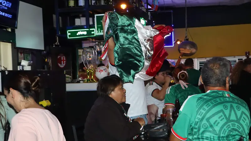 Gran ambiente en el triunfo de México