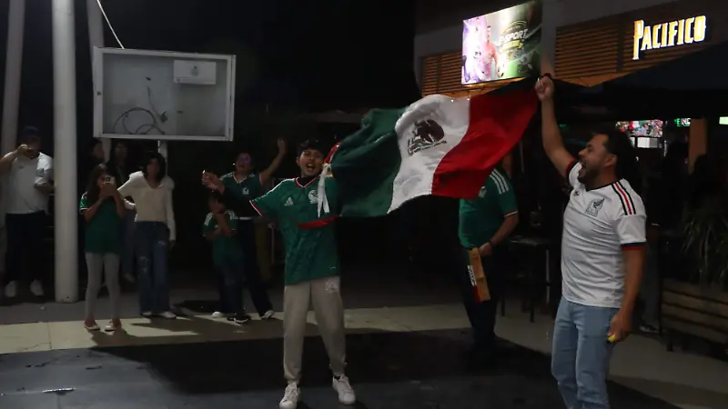 Gran ambiente en el triunfo de México
