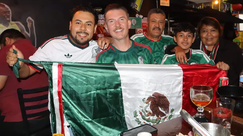 Gran ambiente en el triunfo de México