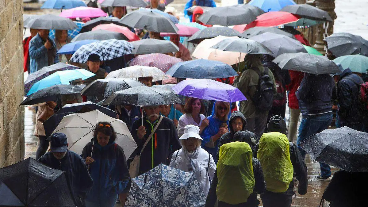 Personas bajo la luvia