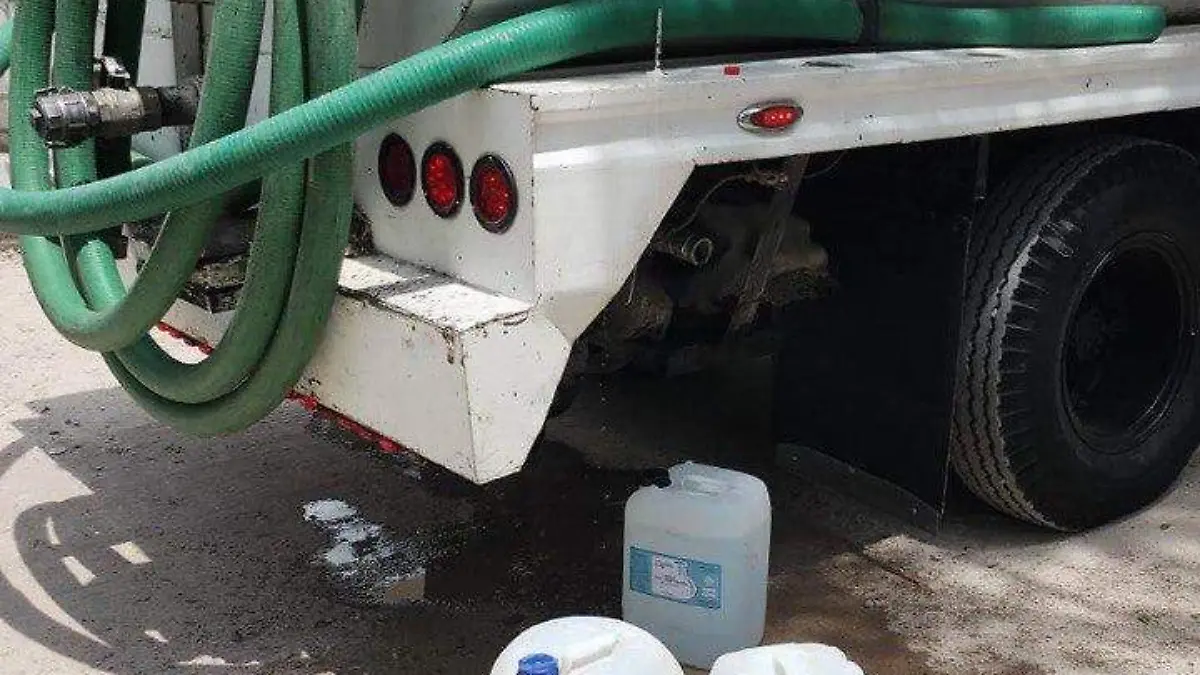 Reparto de agua en San Miguelito