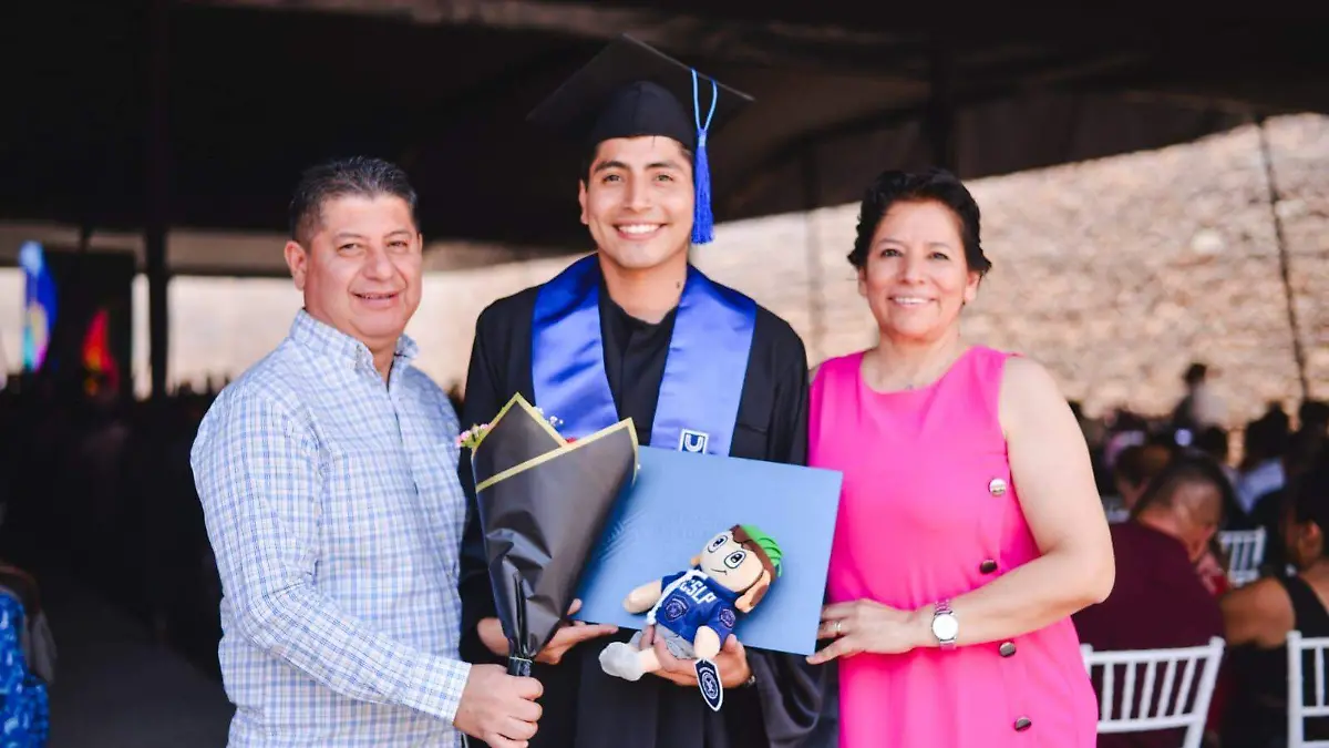 Emiliano se titula como Licenciado de Fisioterapia