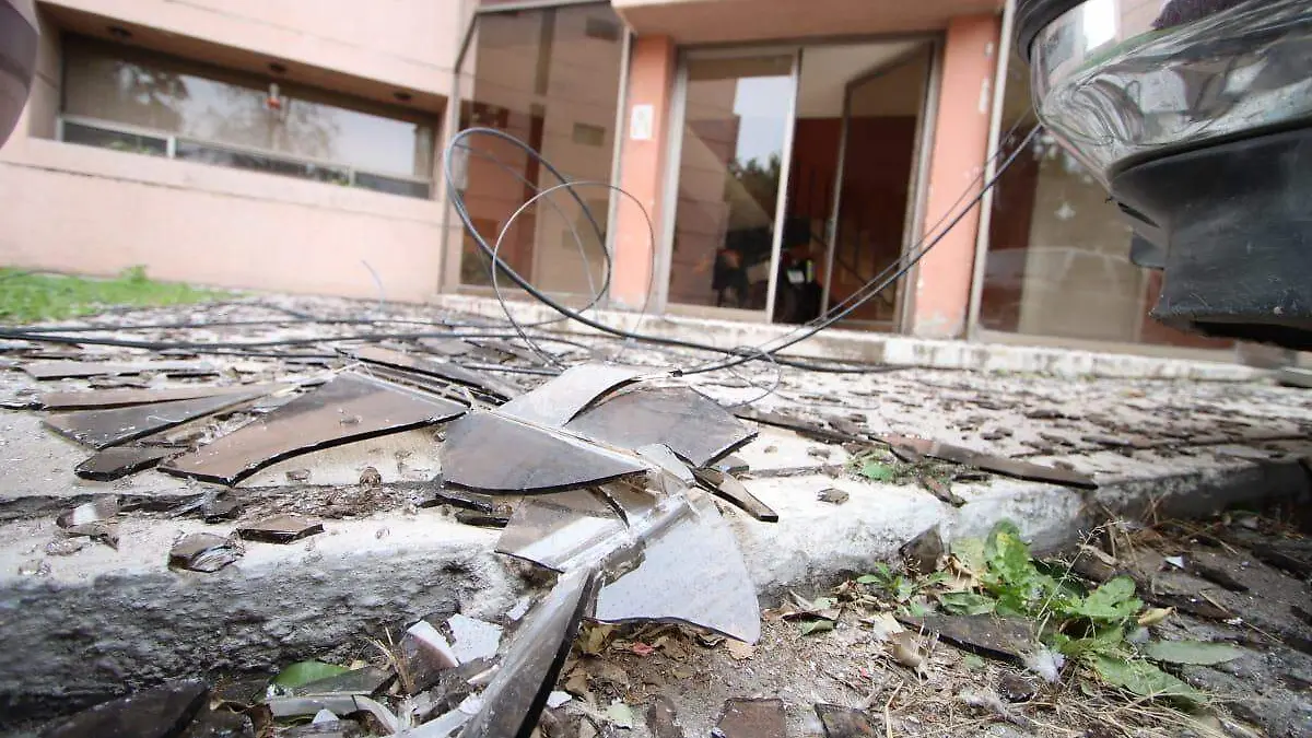 ventana rota deja suelo lleno de vidrios
