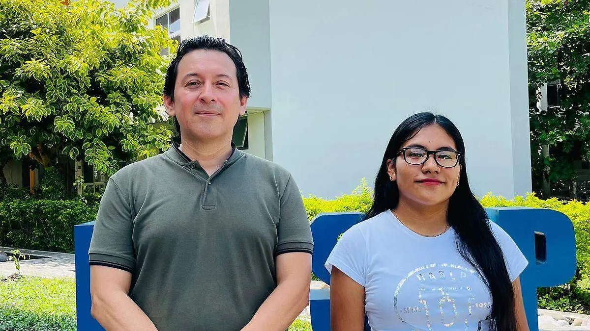 José Alejandro Amaro Hernández y la estudiante Lizbeth Reyes Alejandro