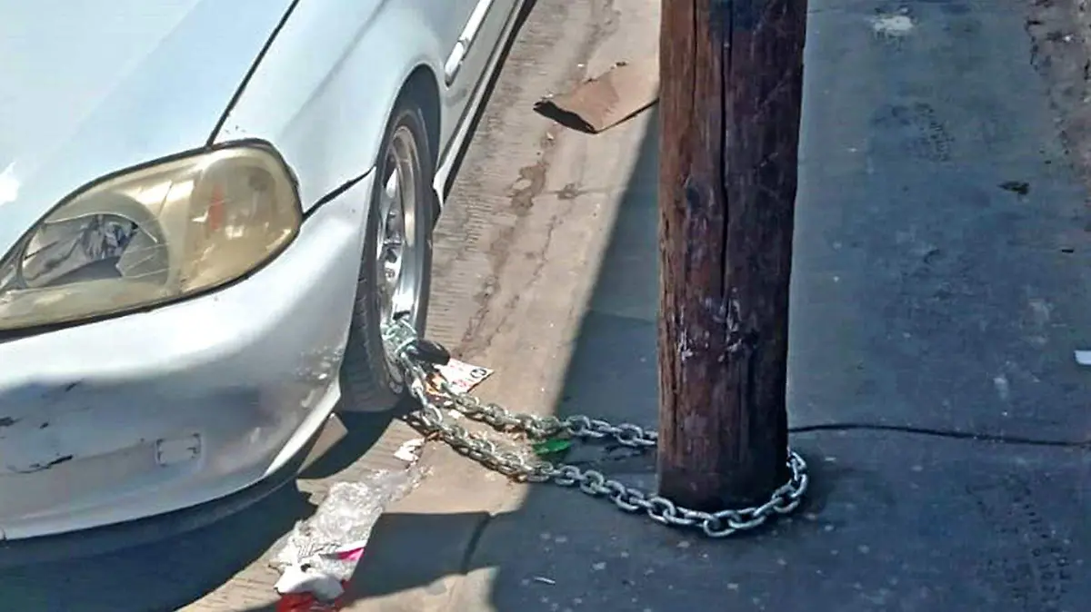 Potosino encadenó su auto un poste para evitar que se lo roben  (2)