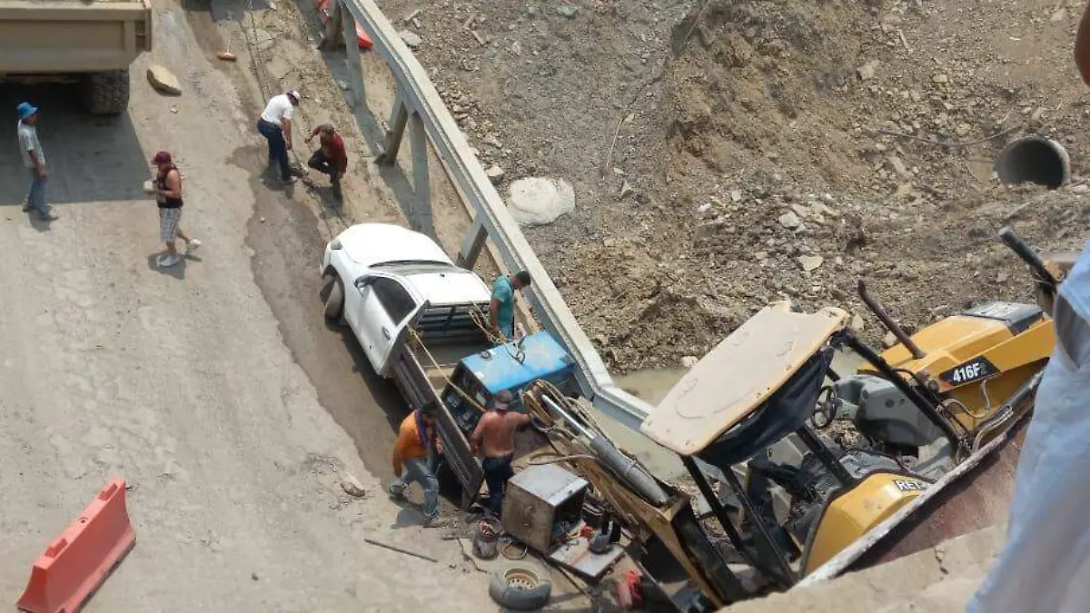 Caída de puente en Tamazunchale (2)