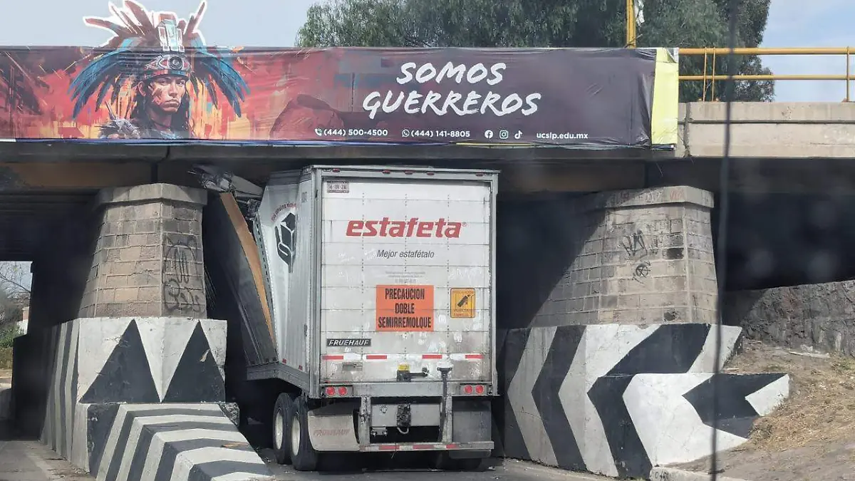 Tráiler se queda atorado en el Río Santiago