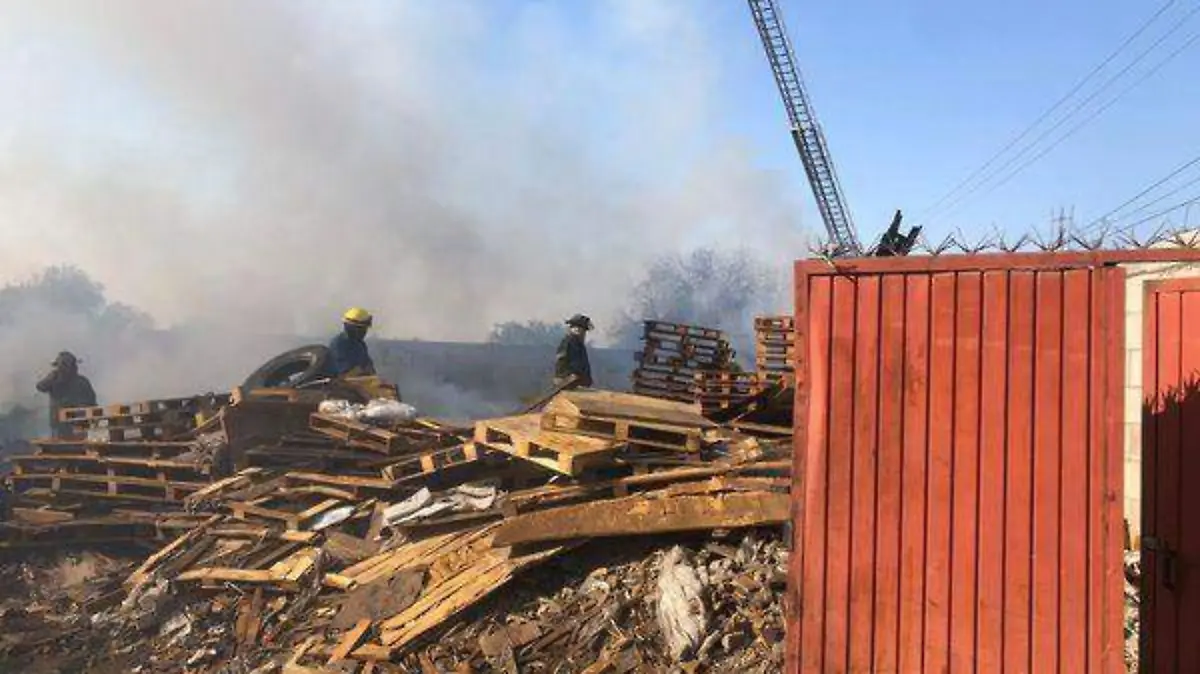 Incendio tarimera en Pozo (1)