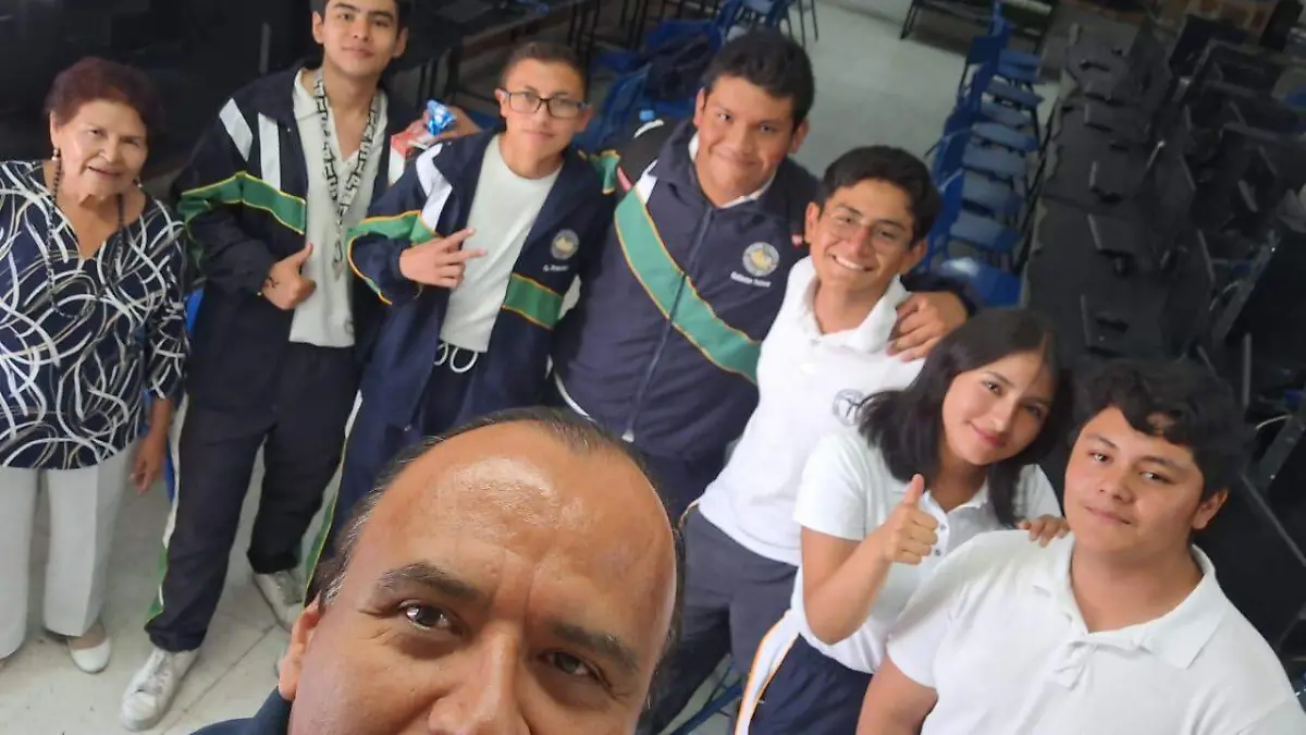 estudiantes destacados en la Olimpiada Estatal de Química (1)
