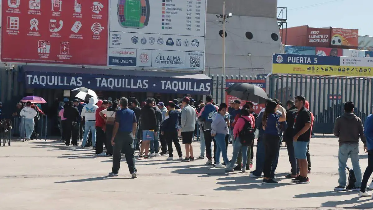 Aficionados ADSL hacen fila por boletos (1)