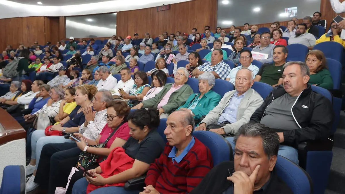 Sección 52 del SNTE llega al Congreso  1