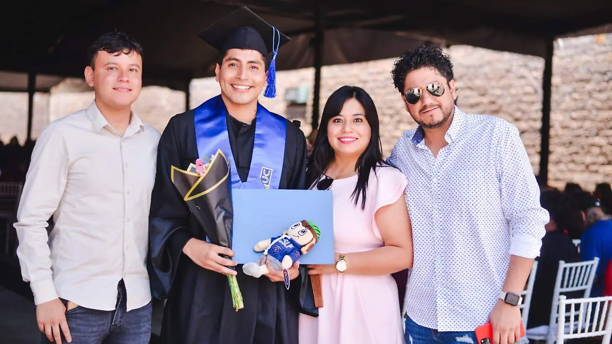 Emiliano se titula como Licenciado de Fisioterapia