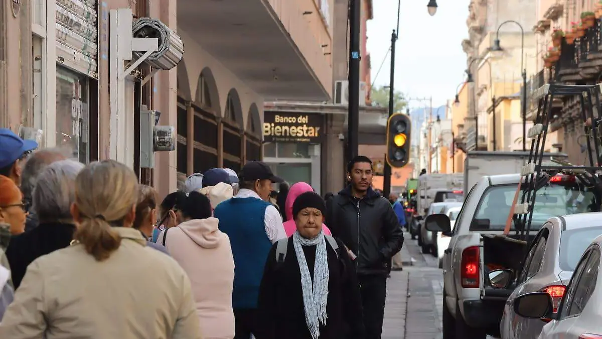 adultos en el banco bienestar (1)