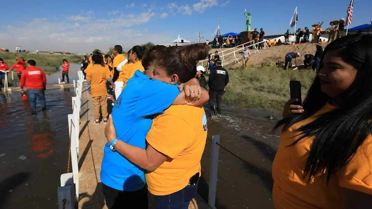 Familias migrantes se reencuentran en frontera_Abrazos no muros_1