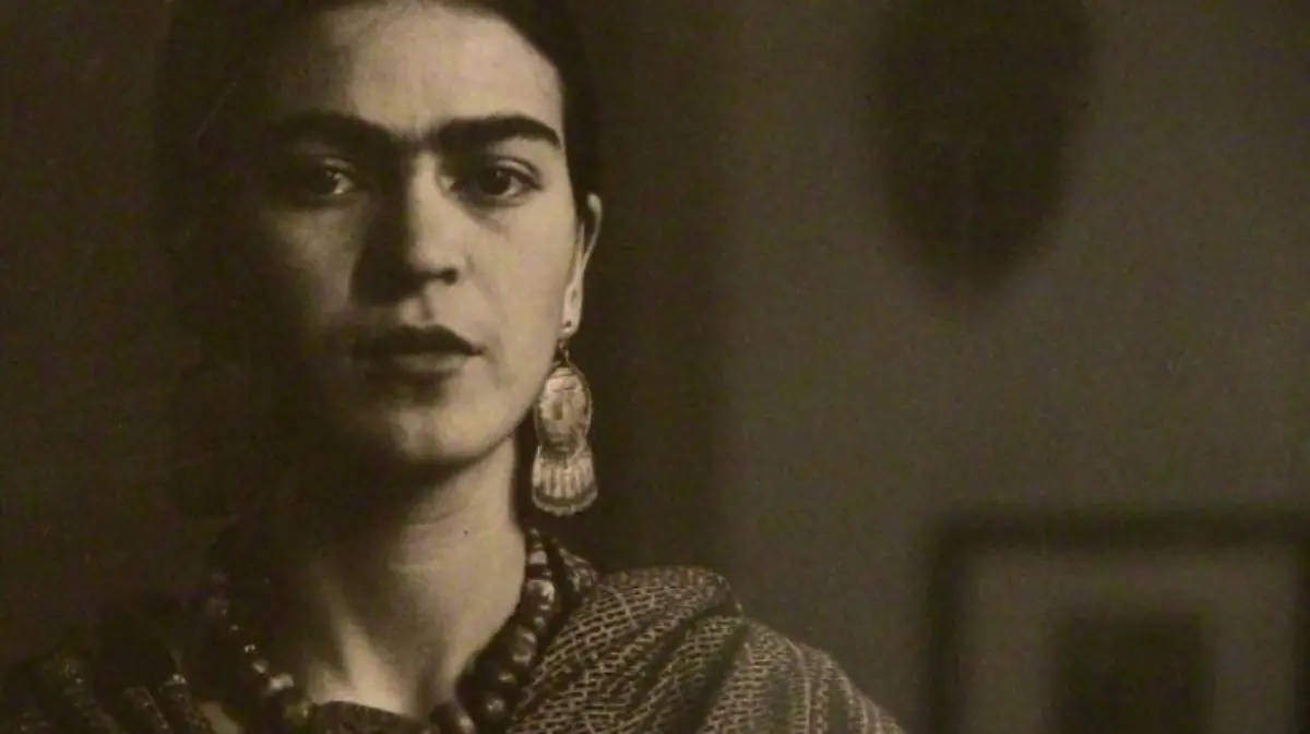 La figura de Frida Kahlo destaca