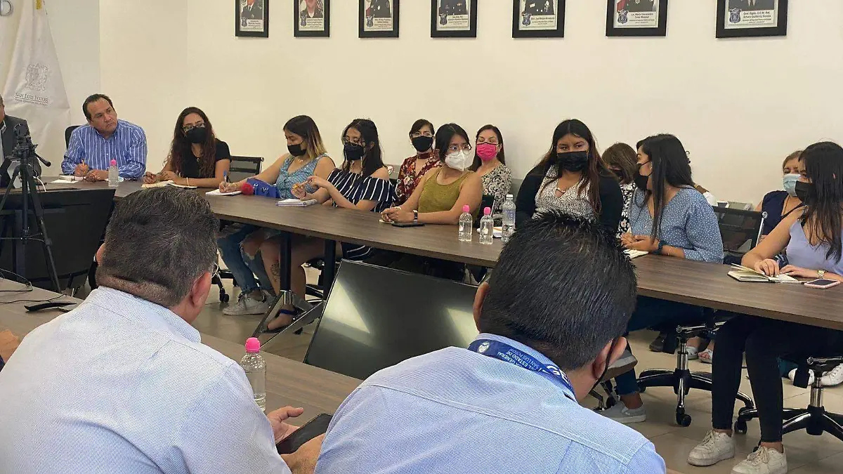 Se reúnen estudiantes de la UASLP con autoridades