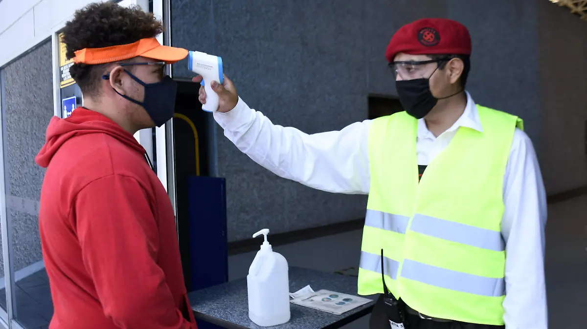 AL ENTRAR A LA PLAZA CHECAN TEMPERATURA 