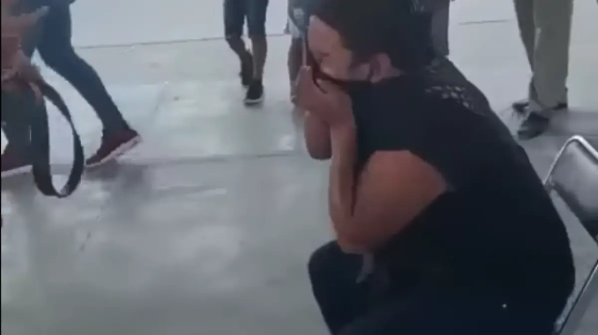 La mujer terminó avergonzada por el provocativo baile