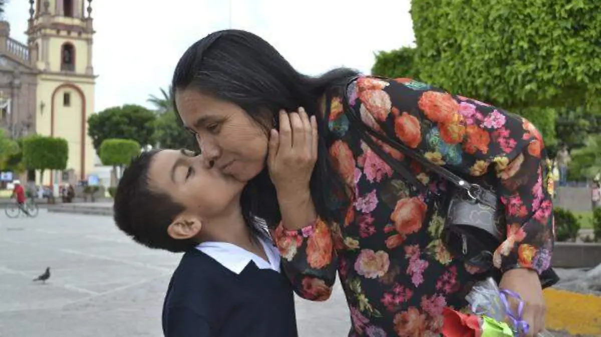madre e hijo familia beso en la mejilla