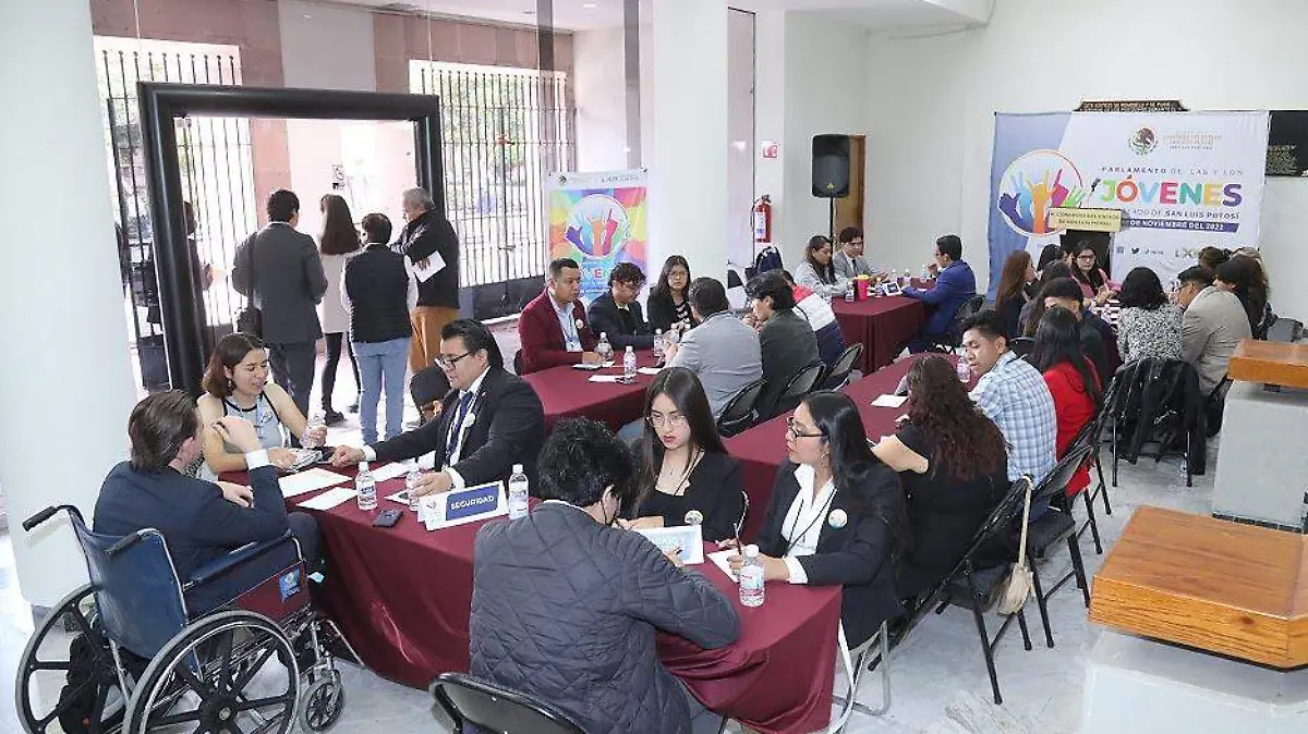 Mesas de trabajo del Parlamento Juvenil