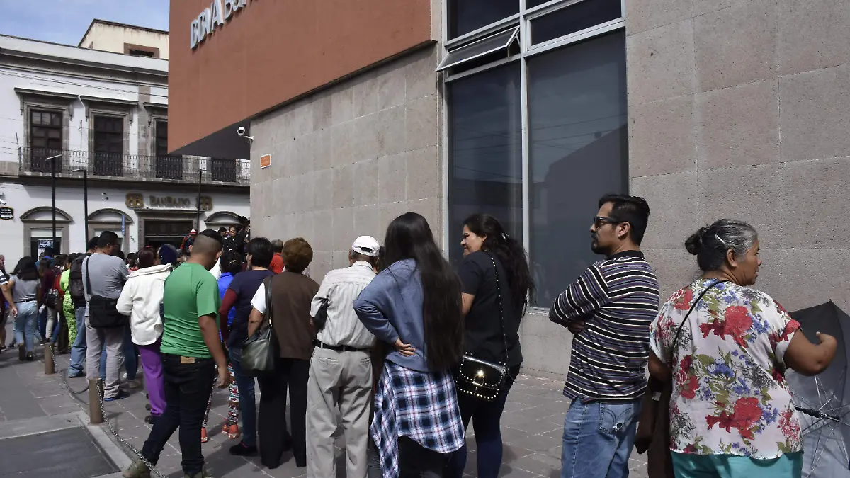 FILA EN EL BANCO
