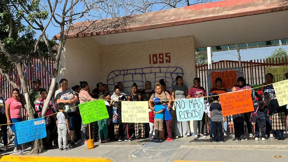 Denuncian robos en kinde de col. Satelite (5)