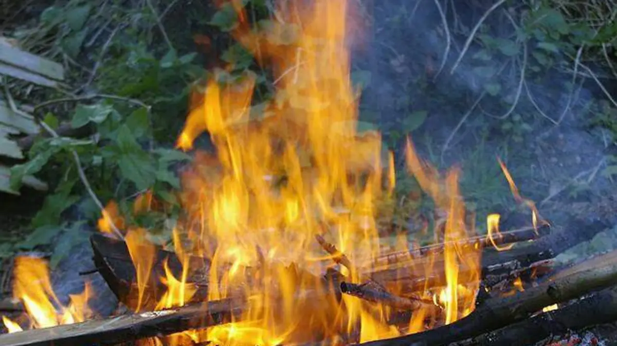 quema de basura fogata fuego leña