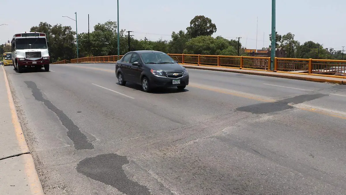 Realiza mantenimiento correctivo en puente Universidad
