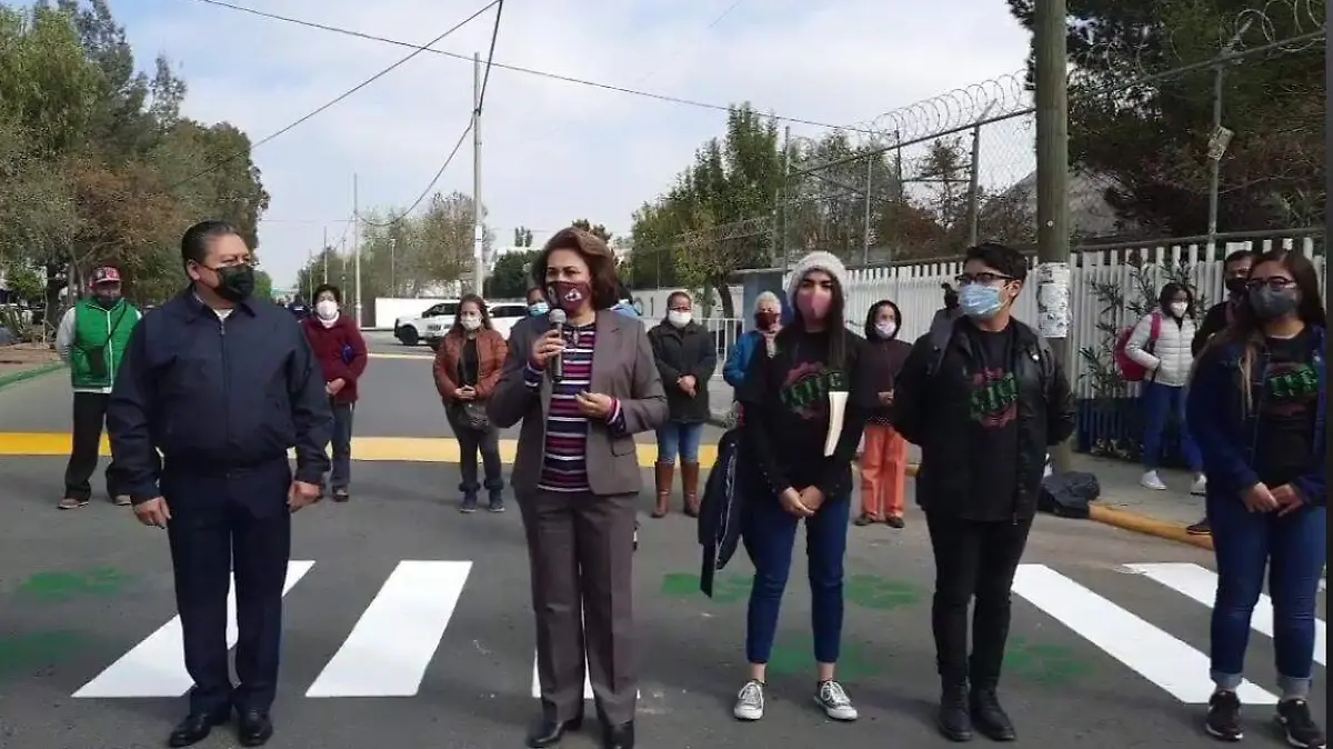 Recorrieron la calle recien pavimentada