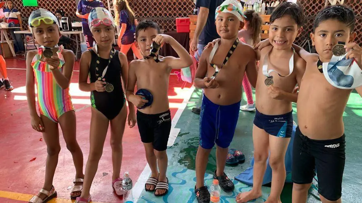 niños swimming
