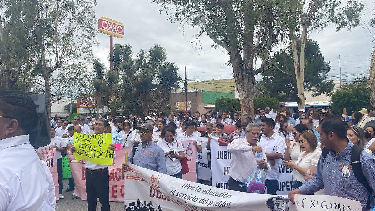 Manifestación afuera de sege (5)