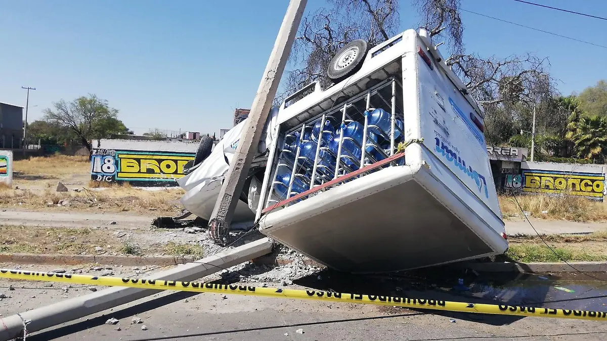 vuelca camioneta de garrafones