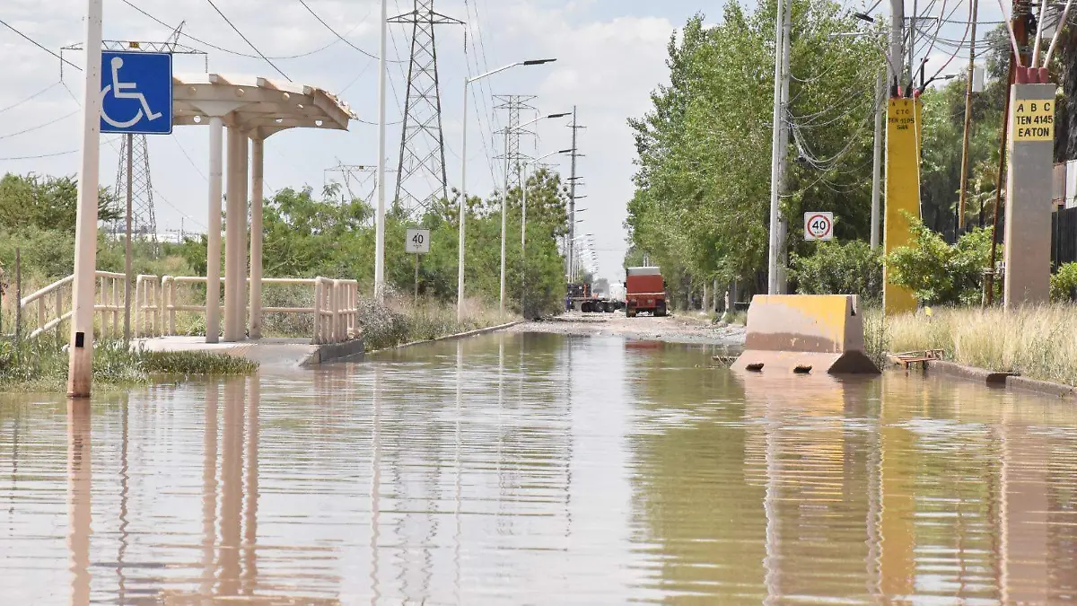 Totalmente inundada luce la avenida CFE después de las lluvias / Ricardo Solache | El Sol de San Luis 
