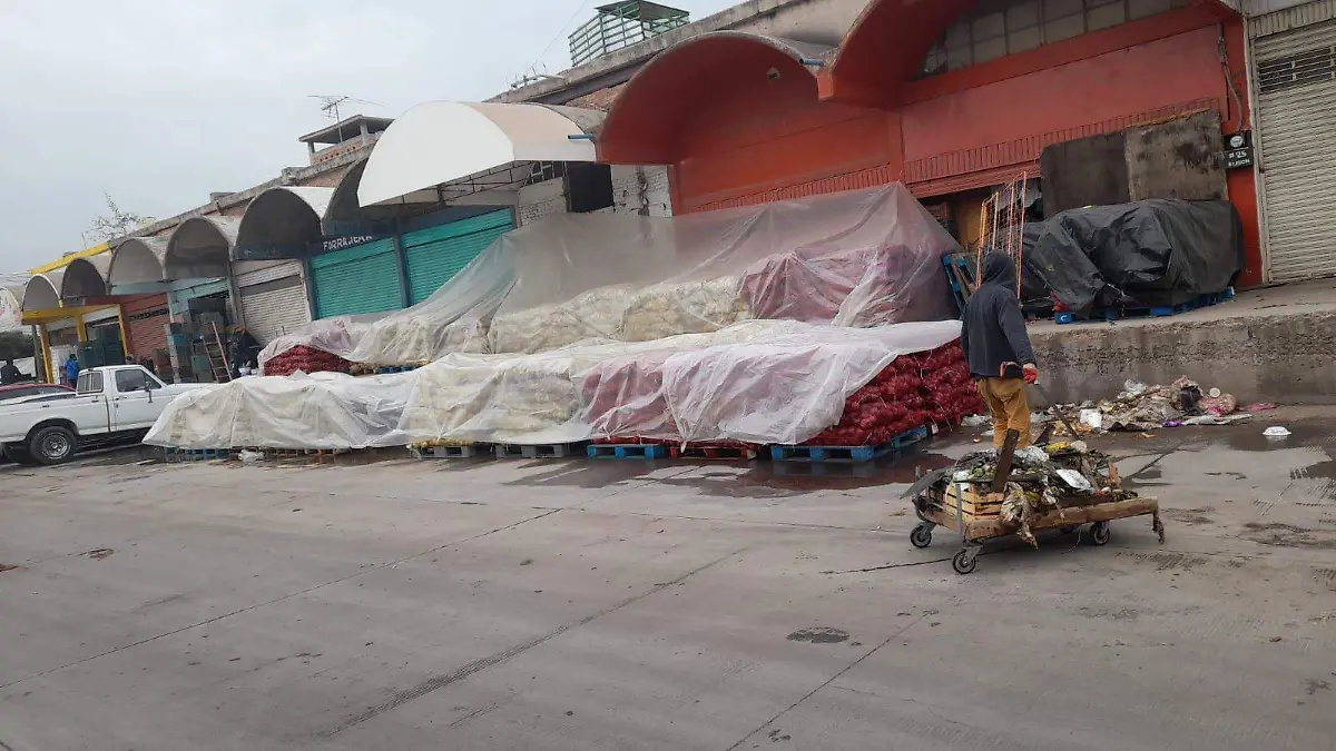 Obstruida zona peatonal y parte de la zona de estacionamiento