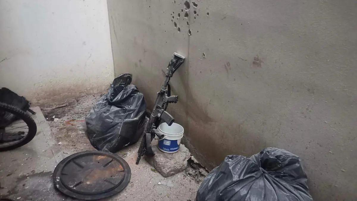 Equipo táctico, armas y vehiculos asegurados