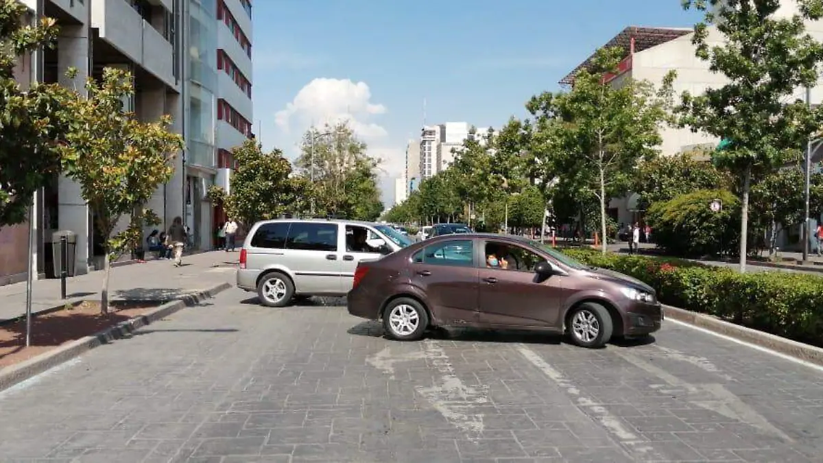 3 piden cese de funcionaria