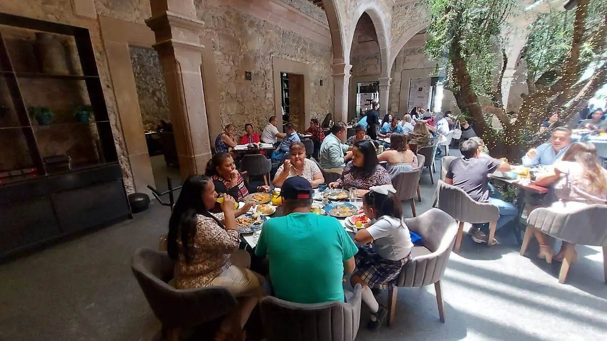 Restaurantes llenos por festejos del día de la madre (3)
