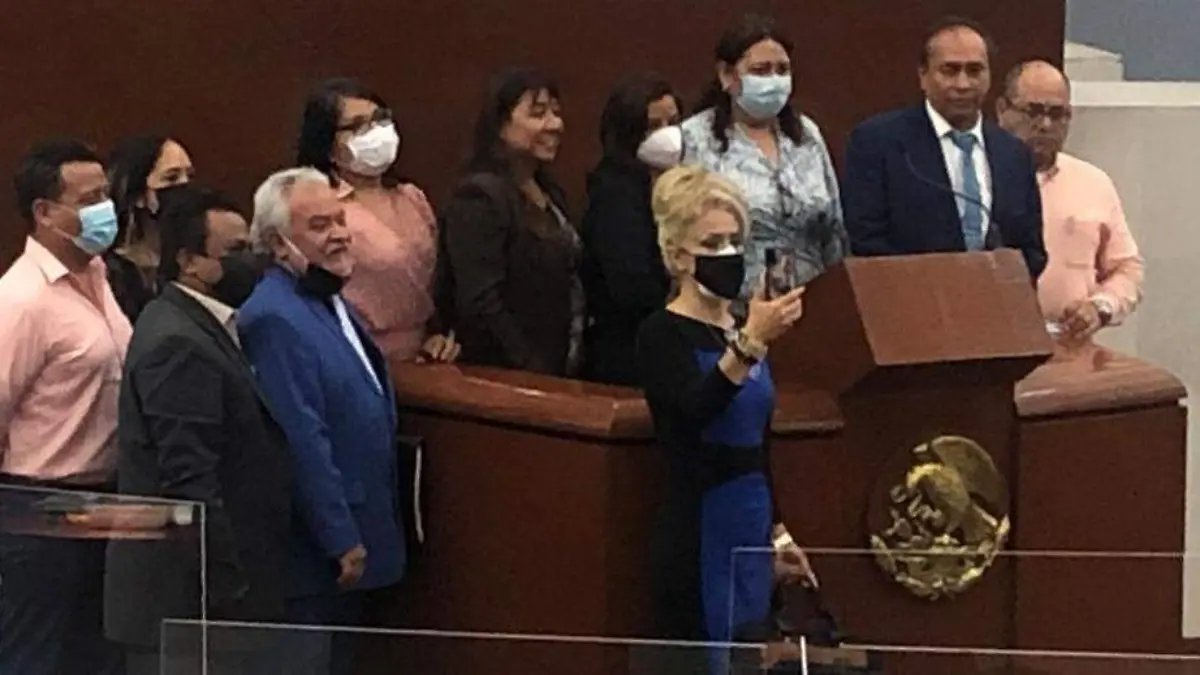 Irrumpen abogados en sesión del Congreso
